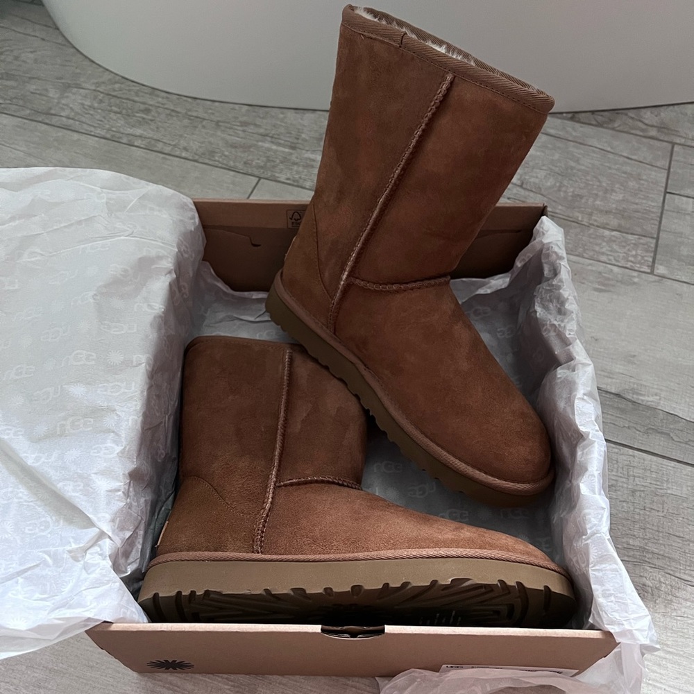 UGG Classic Short II Women’s Size 7